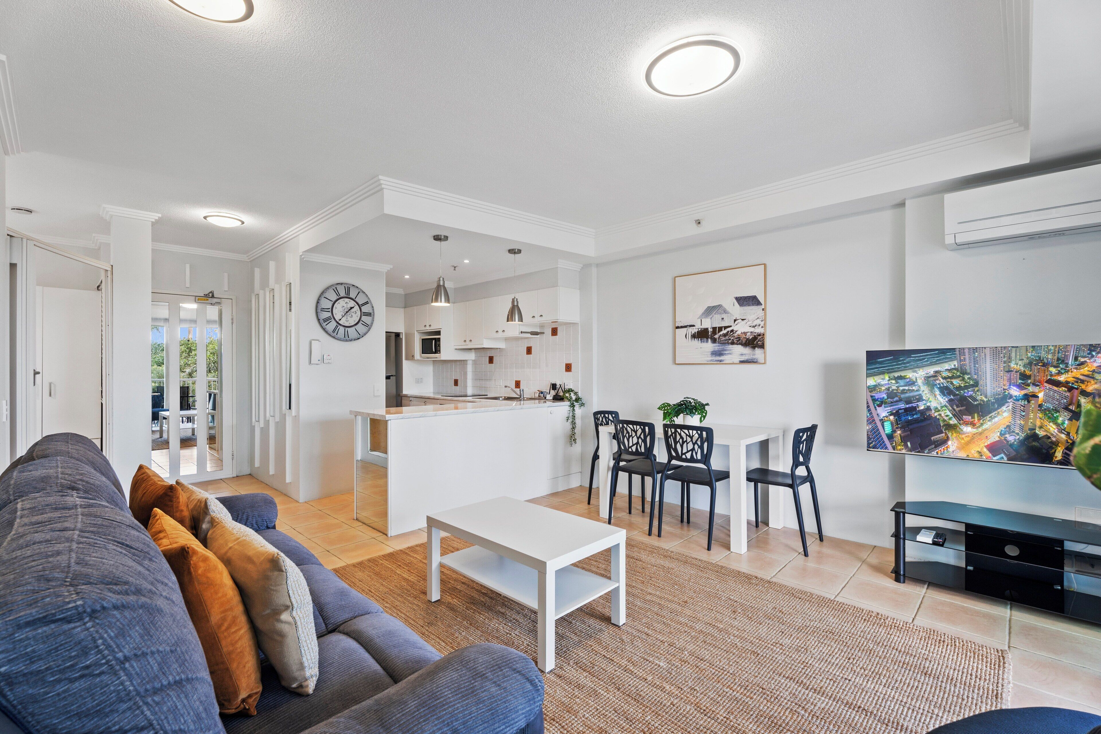 Una sala de estar moderna con un sofá, una mesa de centro y un comedor.