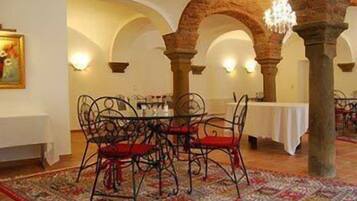 Petit déjeuner complet compris