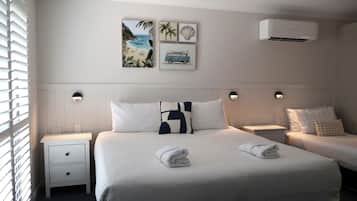 Chambre (Queen Motel) | Espace de travail pour ordinateur portable, draps fournis