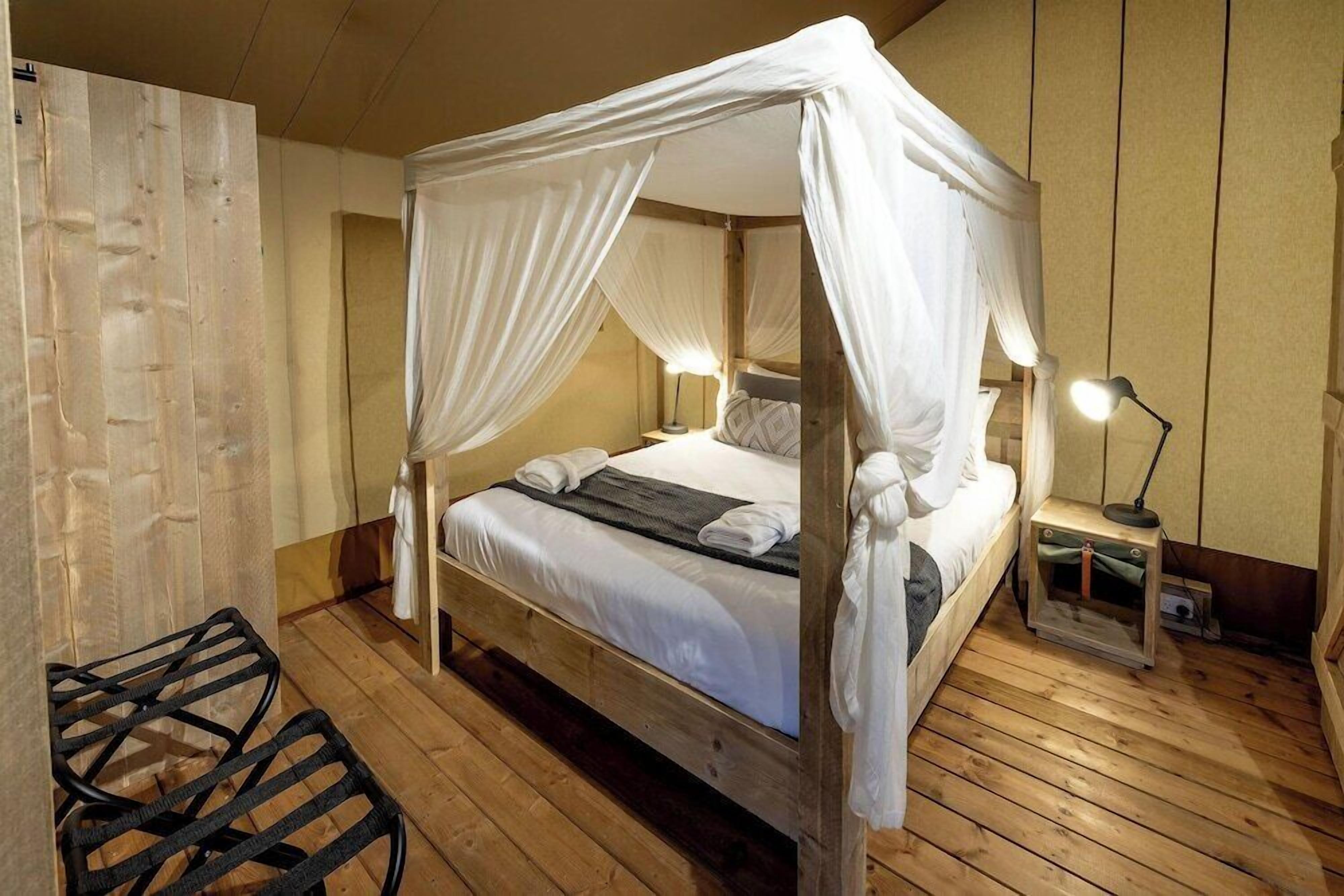Espacio para trabajar con un portátil y ropa de cama