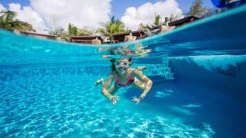 Outdoor pool, free pool cabanas, pool loungers
