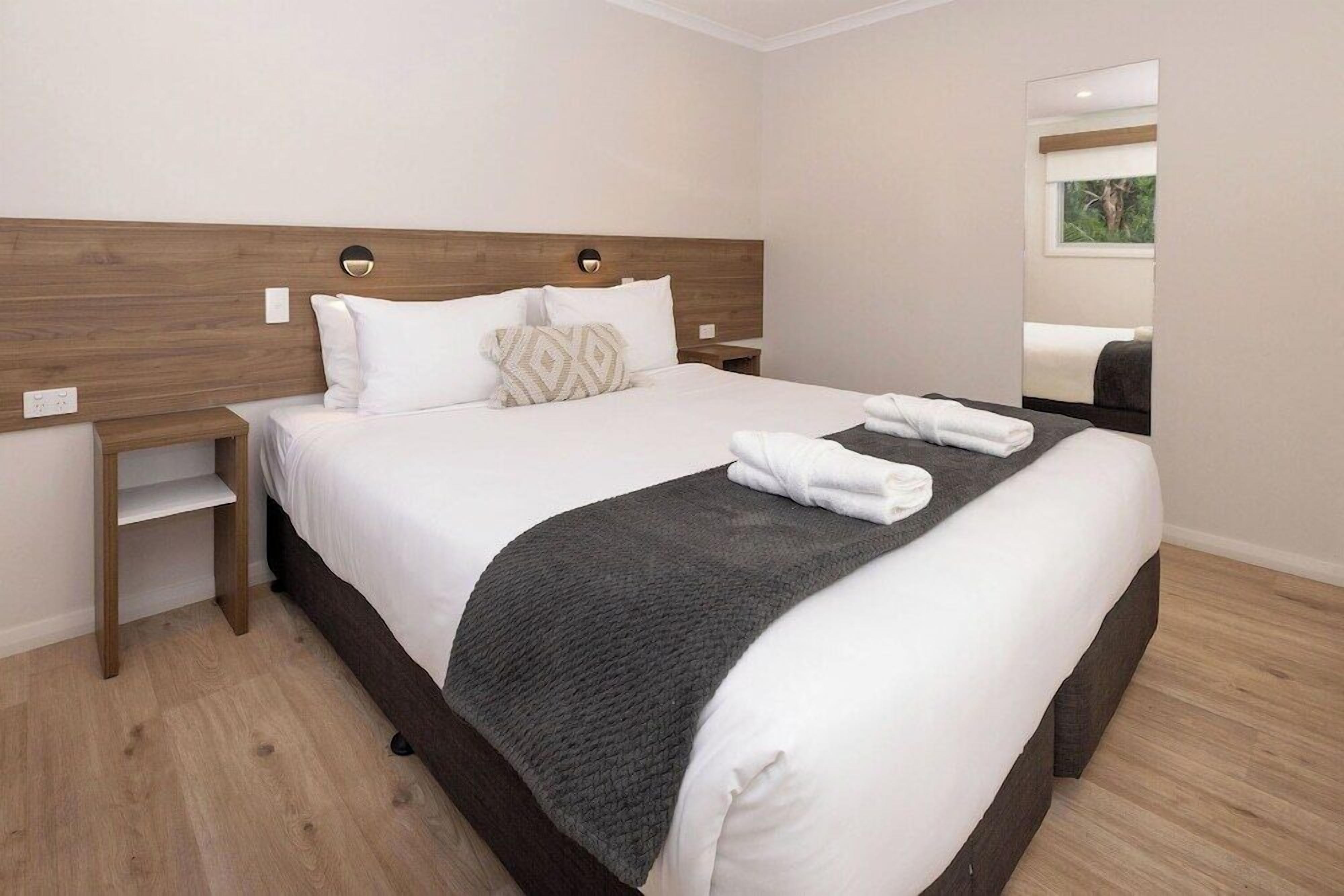 Espacio para trabajar con un portátil y ropa de cama