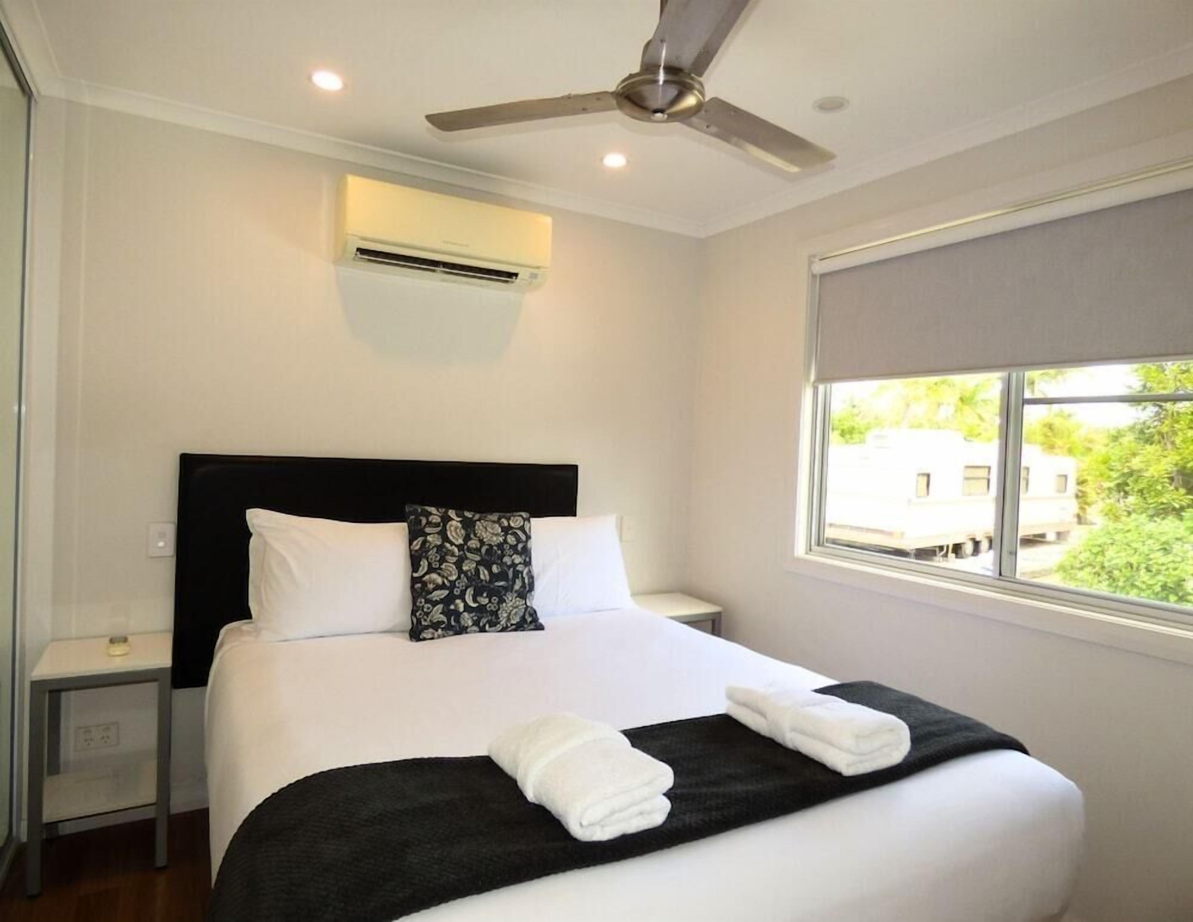 Espacio para trabajar con un portátil y ropa de cama