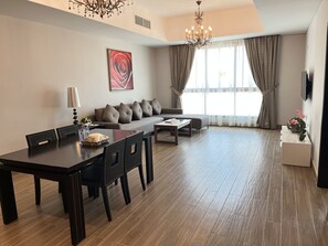 Safe på rommet, blendingsgardiner, lydisolert og strykejern/-brett