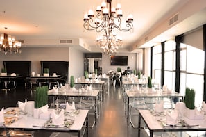 Breakfast, lunch, dinner served; international cuisine