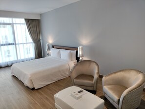 Safe på rommet, blendingsgardiner, lydisolert og strykejern/-brett