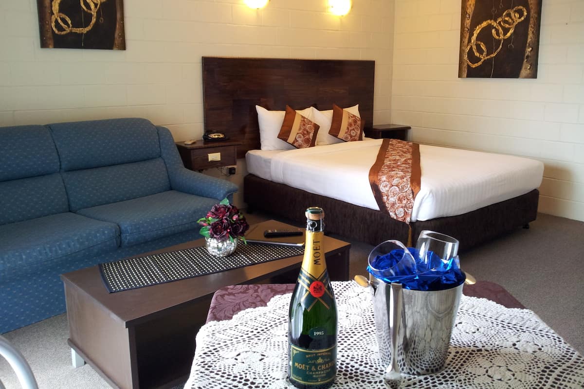 Admiral Suite | Desk, iron/ironing board, rollaway beds, free WiFi