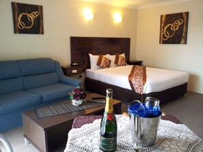 Admiral Suite | Desk, iron/ironing board, rollaway beds, free WiFi - Admiral Nelson Motor Inn (Nelson Bay)