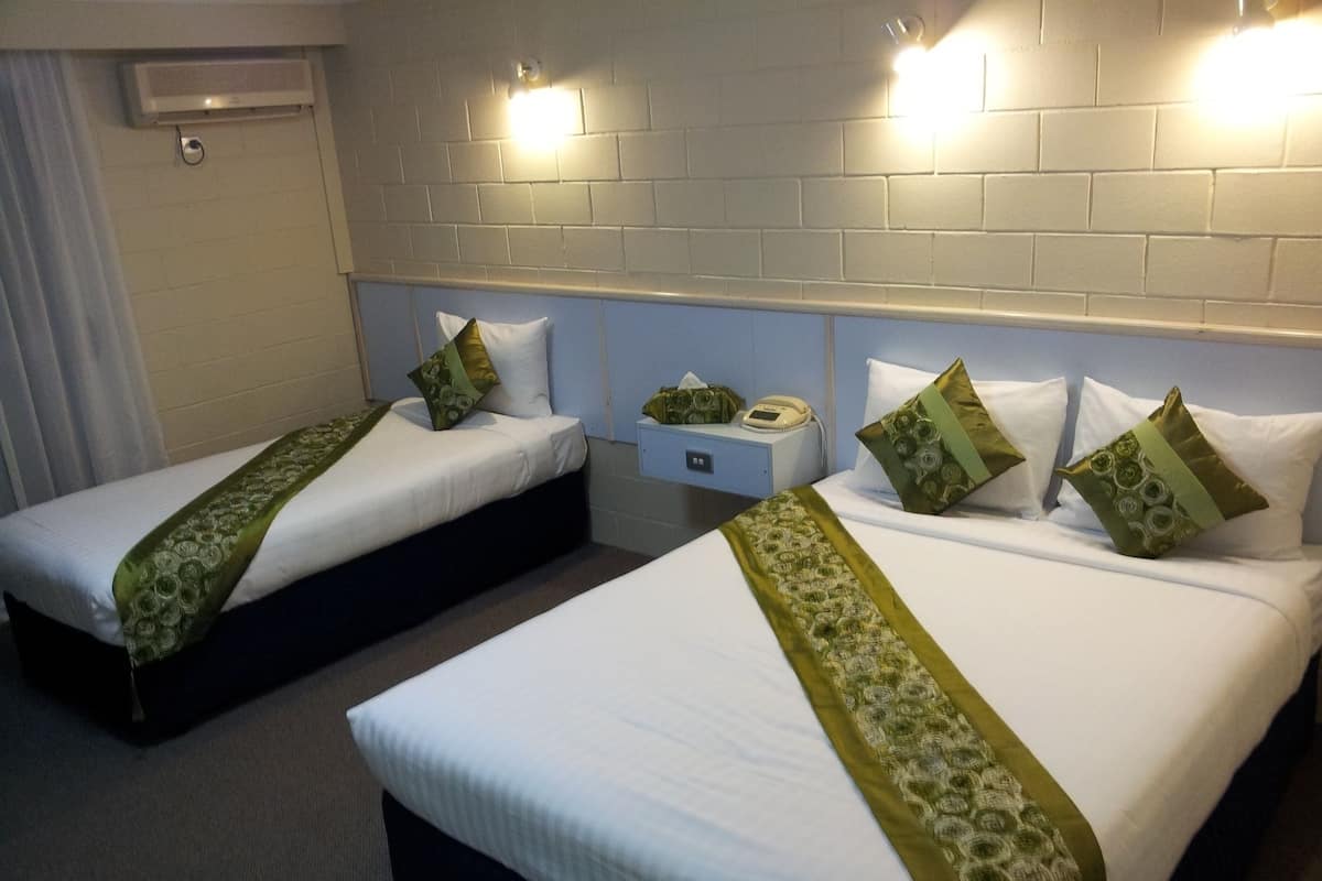 Twin Suite | Desk, iron/ironing board, rollaway beds, free WiFi
