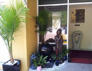 Property entrance - Admiral Nelson Motor Inn (Nelson Bay)