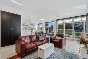 Deluxe Apartment (Ground Floor) | Ruang tamu | TV 