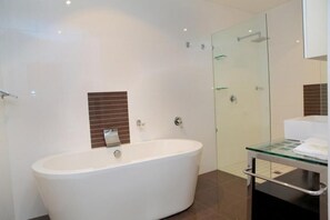 Deluxe Ground Floor Apartment | Bathroom | Hair dryer, towels - Boulevard Towers (Broadbeach)