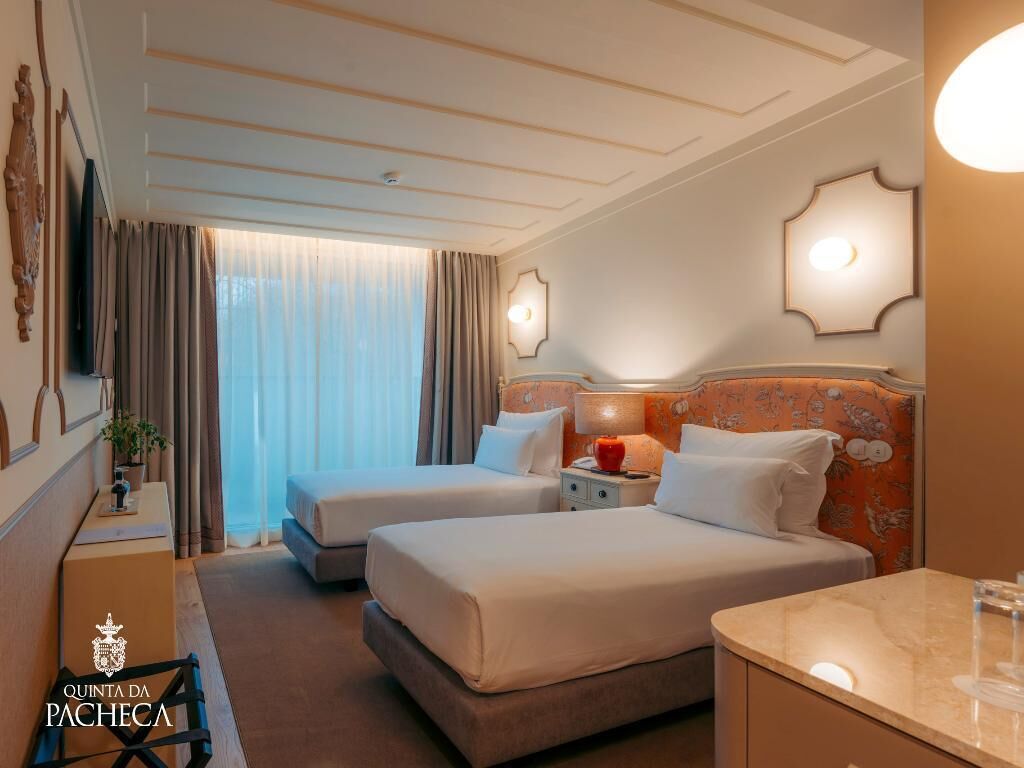 Luxe beddengoed, bedden met traagschuimmatrassen, een minibar