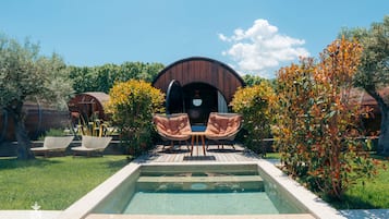 Wine Barrel Room | Luxe beddengoed, bedden met traagschuimmatras, een minibar
