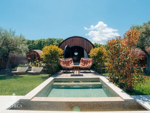 Wine Barrel Room | Ropa de cama de alta calidad, colchones viscoelásticos, minibar