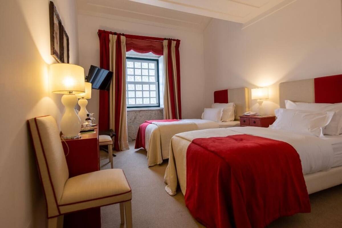 Hochwertige Bettwaren, Betten mit Memory-Foam-Matratzen, Minibar