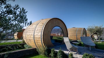 Wine Barrel Room | Uitzicht op de tuin