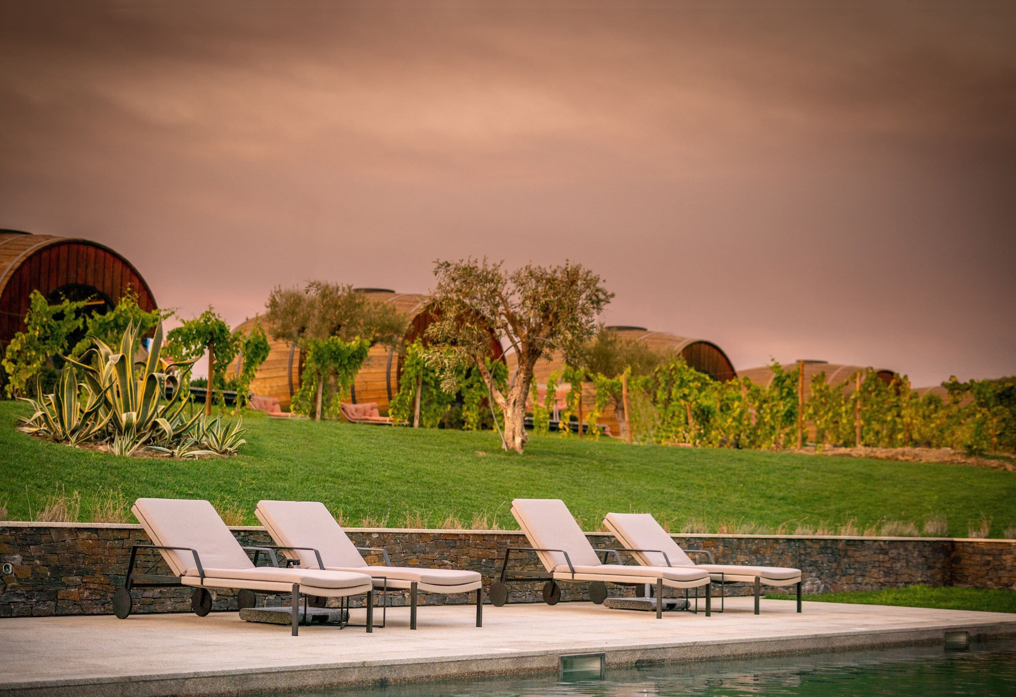 시즌별로 운영되는 야외 수영장, 10:00 ~ 19:00 오픈, 수영장 파라솔, 일광욕 의자