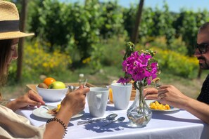 Frukost och lunch serveras, med utsikt mot trÀdgÄrden