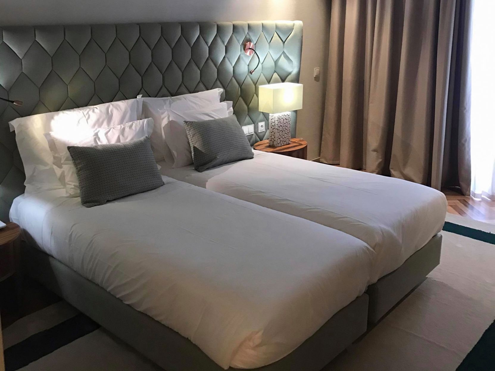 Luxe beddengoed, bedden met traagschuimmatrassen, een minibar