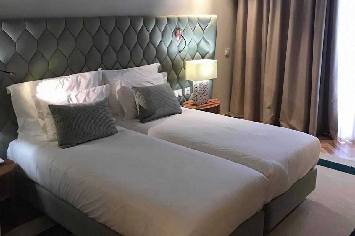 Hochwertige Bettwaren, Betten mit Memory-Foam-Matratzen, Minibar