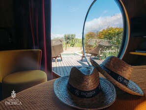 Wine Barrel Room | เครื่องนอนระดับพรีเมียม, เตียงเมมโมรีโฟม, มินิบาร์, ตู้นิรภัยในห้องพัก