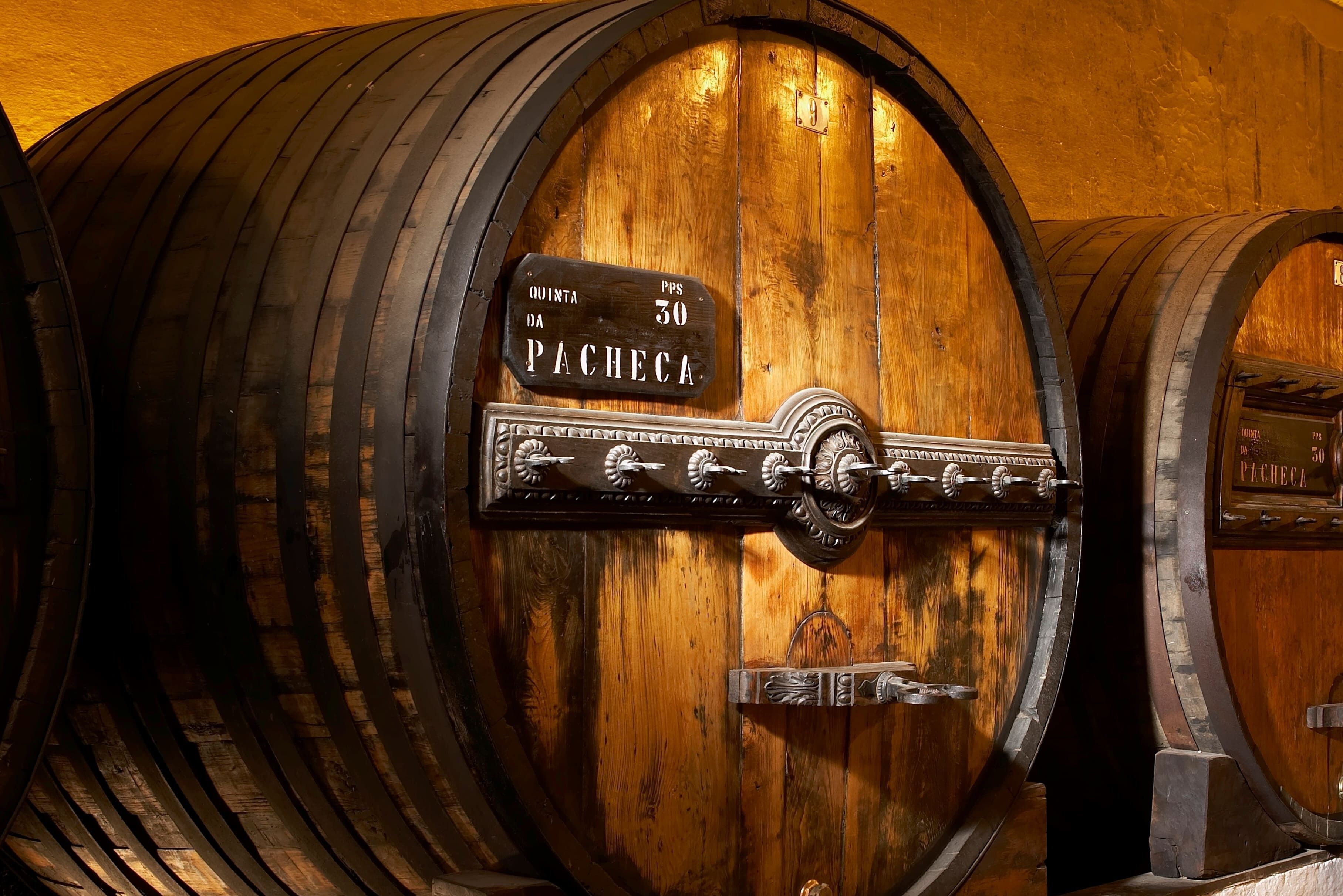 A wooden barrel with a sign reading "QUINTA 30 PCH" and "PACHECA".