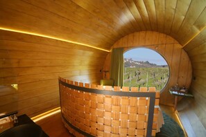 Wine Barrel Room | Seprai premium, busa memori, minibar, dan brankas