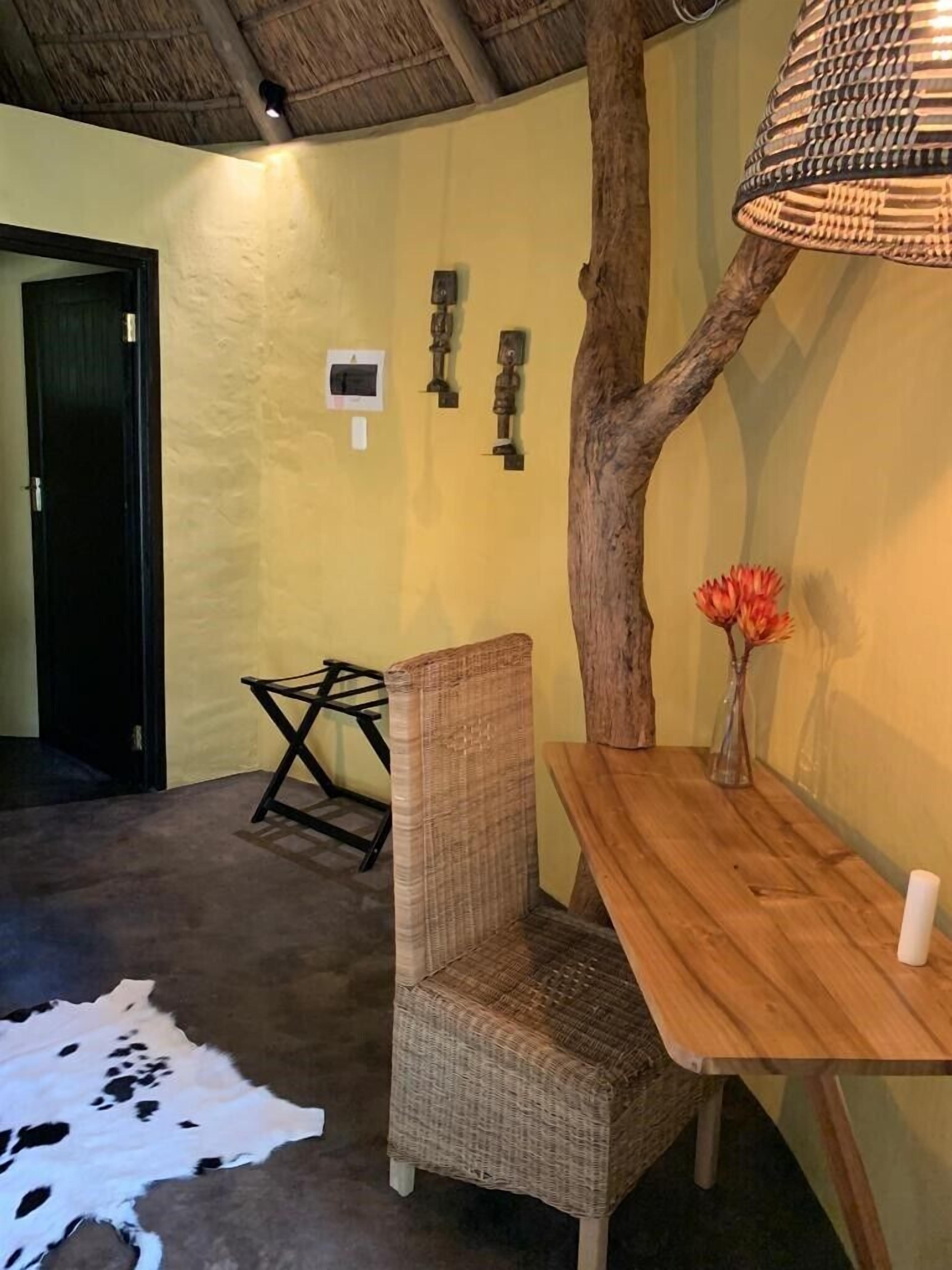 Ropa de cama de alta calidad y caja de seguridad en la habitación 