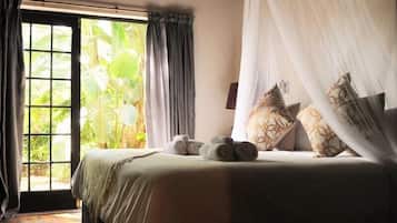 Habitación triple superior | Ropa de cama de alta calidad y caja de seguridad en la habitación
