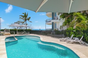 Outdoor pool, pool umbrellas, sun loungers - Oceanside Resort (Bilinga)