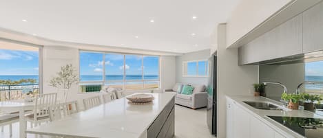 Departamento, 2 habitaciones | Área de sala de estar | Televisión de pantalla plana