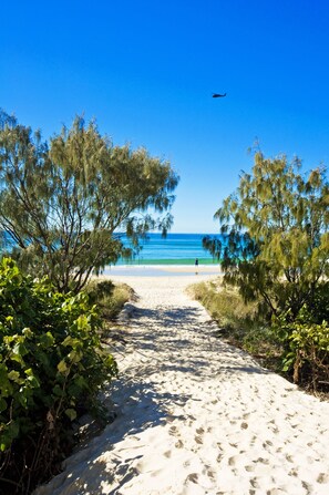 On the beach, white sand, beach umbrellas - Oceanside Resort (Bilinga)