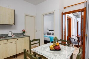 Mini-fridge, stovetop, electric kettle, cookware/dishes/utensils - Romantica Hotel Apartments (Hersonissos)