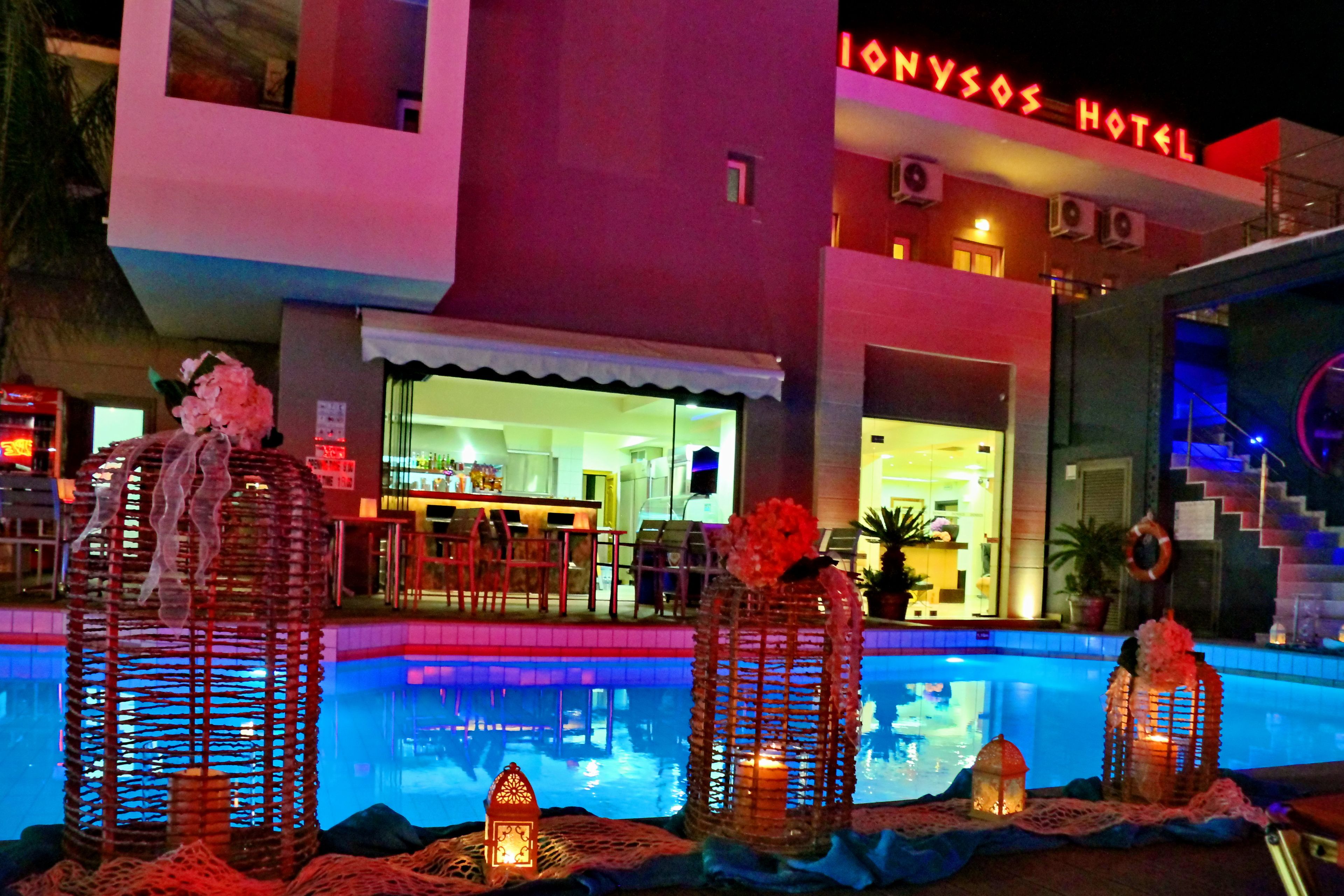 Seasonal outdoor pool, pool umbrellas, sun loungers