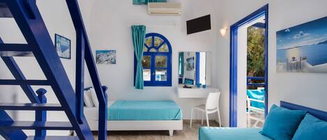 Une chambre à coucher avec un lit, un bureau et une chaise. Il y a une fenêtre avec des rideaux, un téléviseur et un tableau au mur.