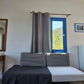 Estúdio conforto, 1 quarto, para não fumantes, vista para o oceano | 1 quarto, cofres nos quartos, individualmente decorados