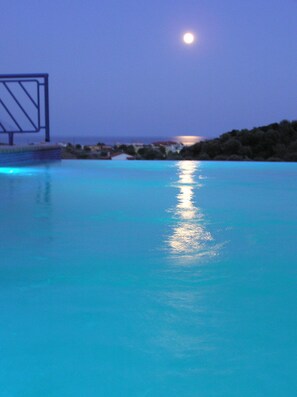 Seasonal outdoor pool, an infinity pool, pool umbrellas, sun loungers
