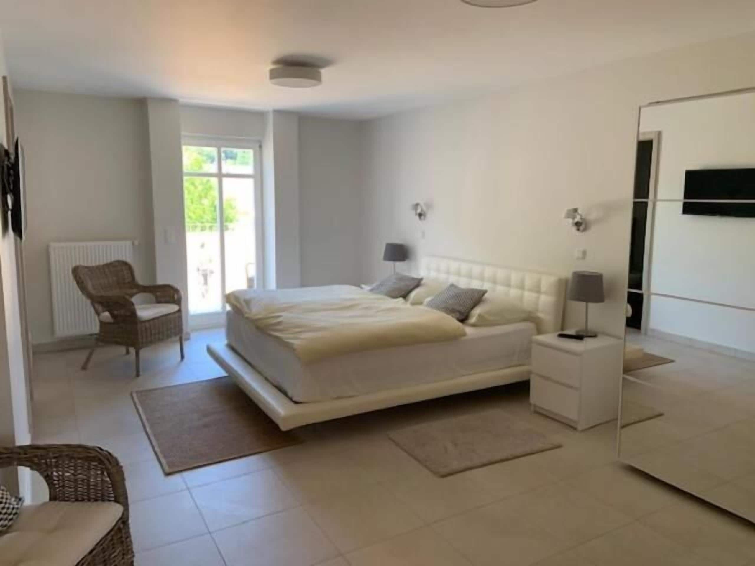 Caja de seguridad en la habitación y espacio para trabajar con laptop 