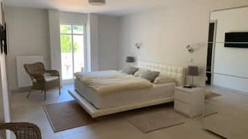 Caja de seguridad en la habitación y espacio para trabajar con laptop