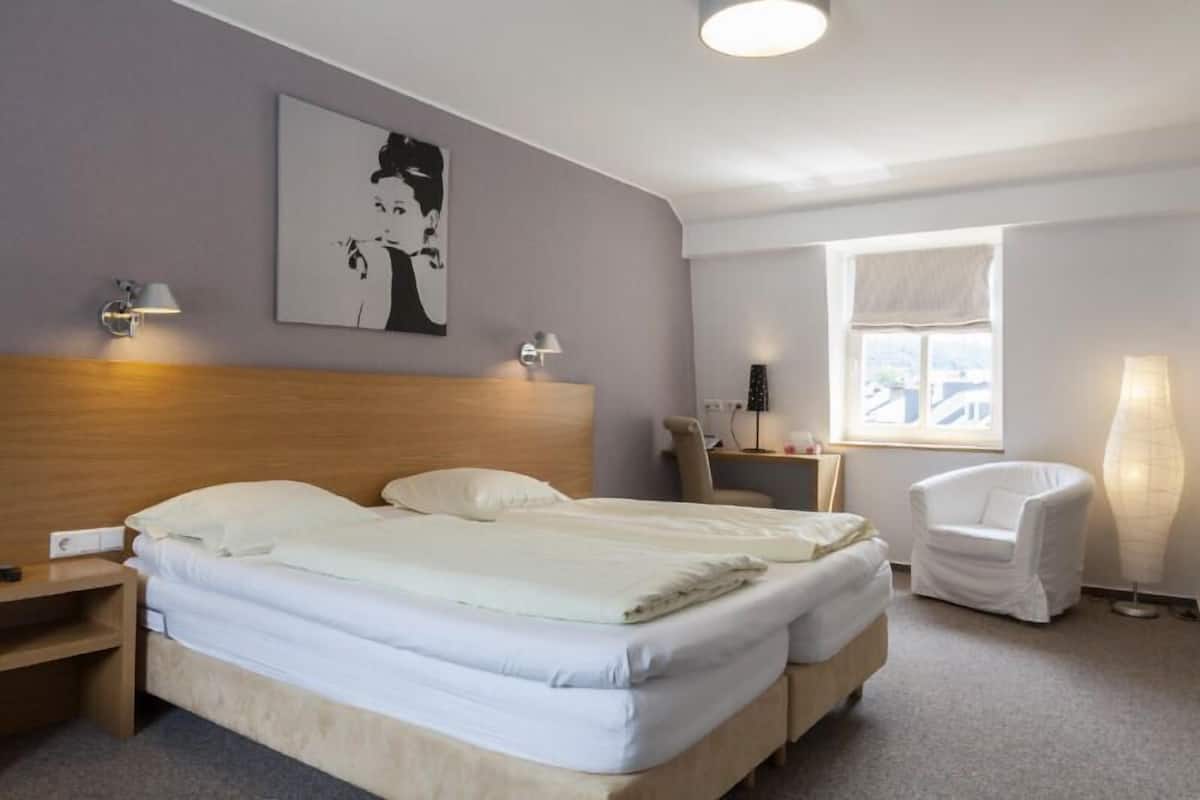 Deluxe Room | In-room safe, laptop workspace, soundproofing, cribs/infant beds