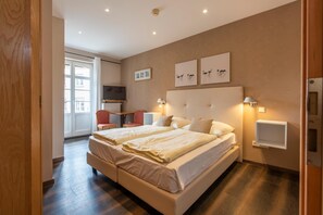 Zimmersafe, laptopgeeigneter Arbeitsplatz, schallisolierte Zimmer