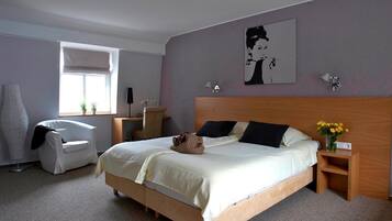 Zimmersafe, laptopgeeigneter Arbeitsplatz, schallisolierte Zimmer