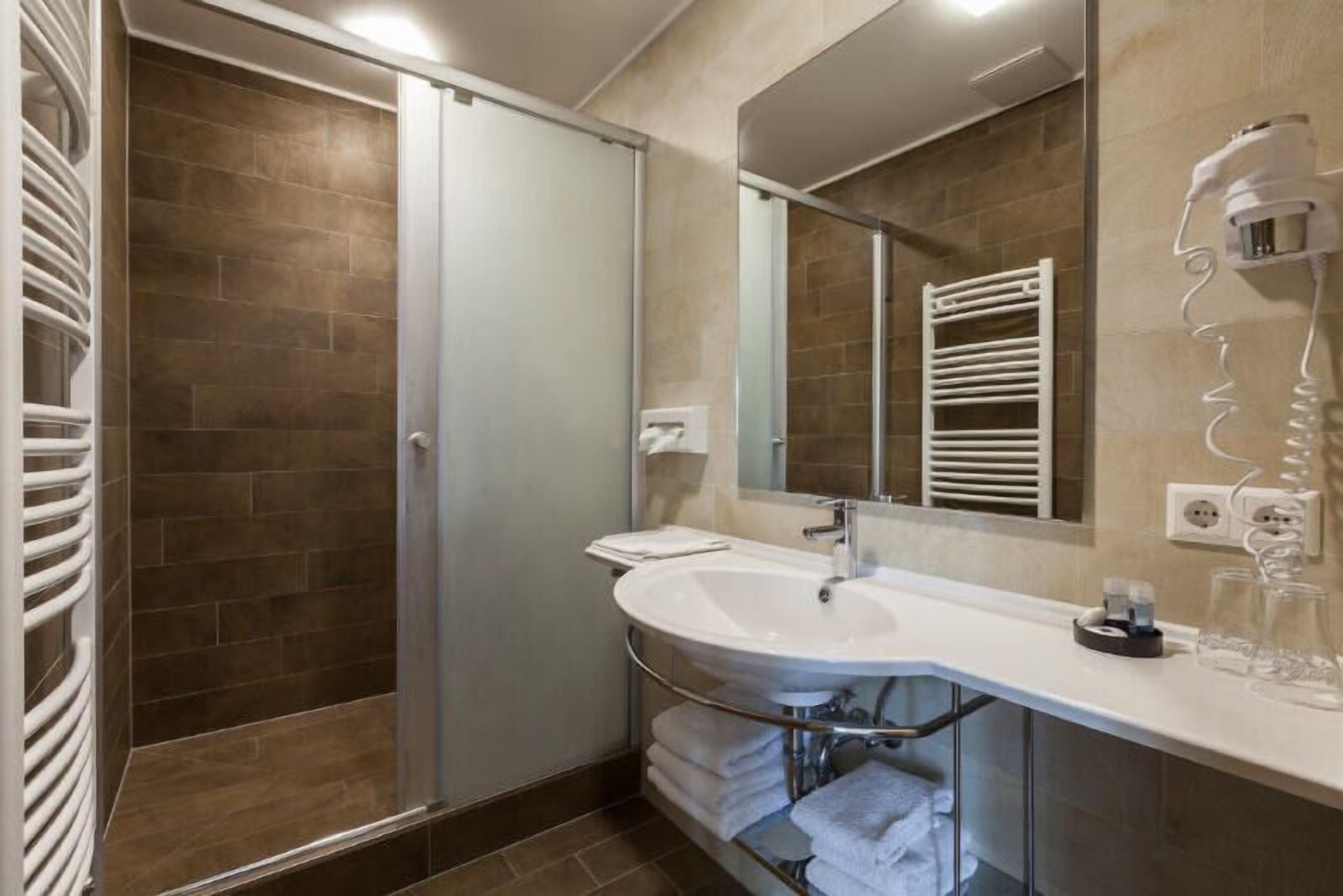 deluxe room | bathroom shower