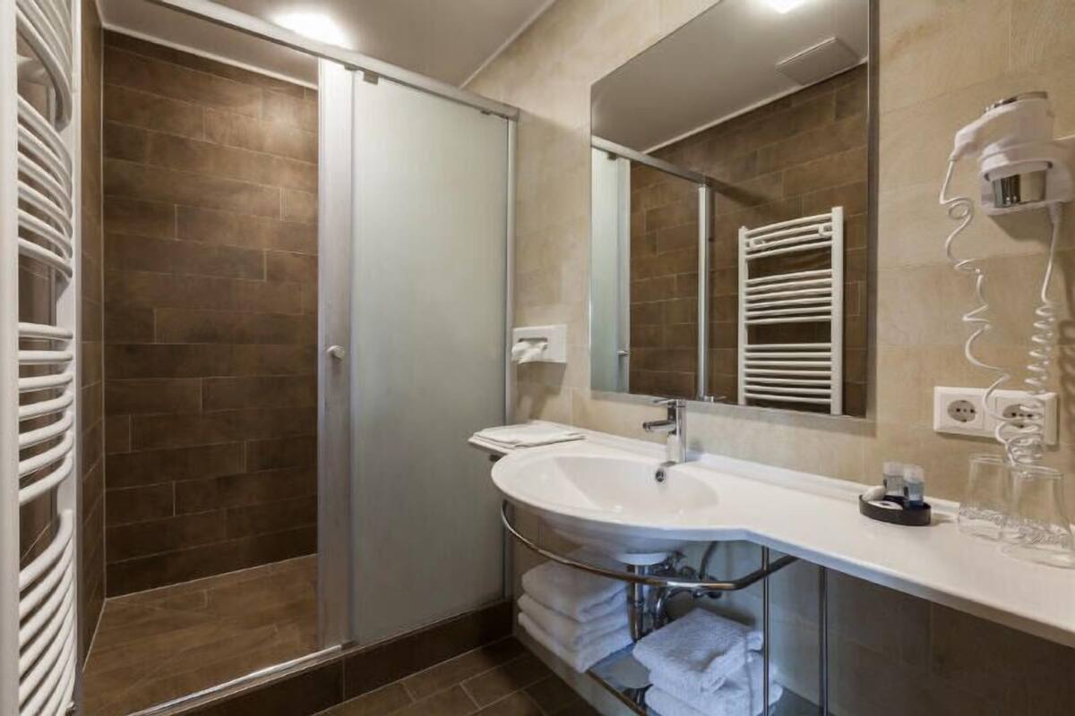 deluxe room | bathroom shower