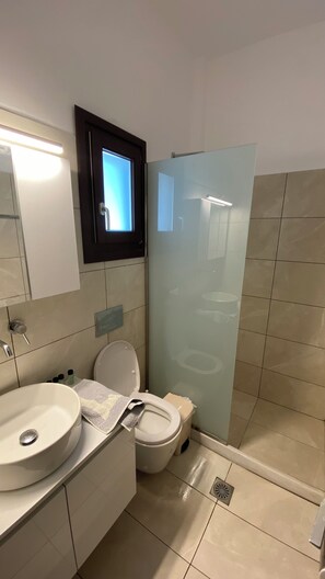 Căn hộ dành cho gia đình, 2 phòng ngủ | Phòng tắm | Buồng tắm vòi sen, máy sấy tóc, khăn tắm 