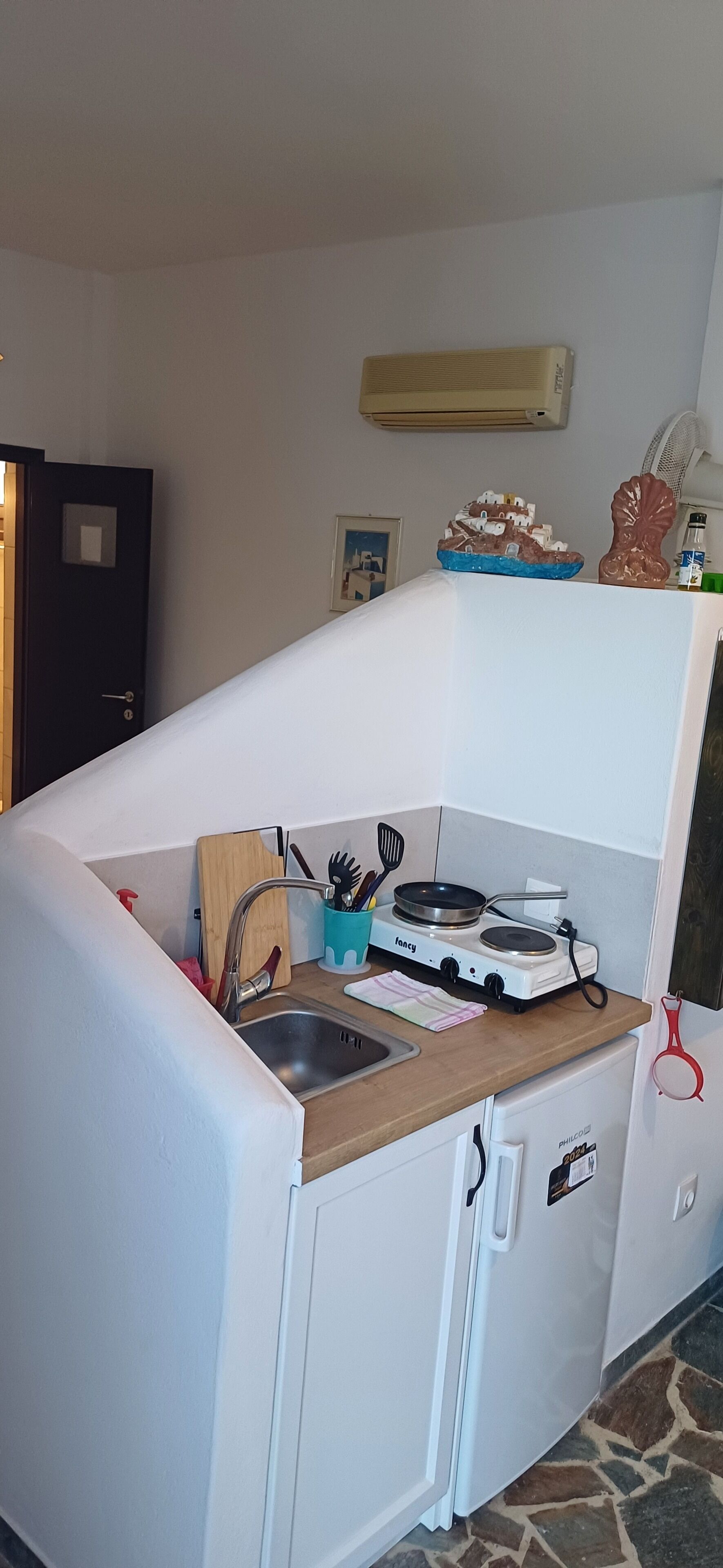 studio | private kitchen | stovetop, coffee/tea maker, electric kettle, cookware/dishes/utensils