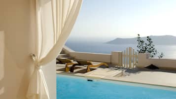 Deluxe Suite, Heated Pool, Caldera View | 1 phòng ngủ, bộ đồ giường cao cấp, nệm có lớp đệm bông, minibar