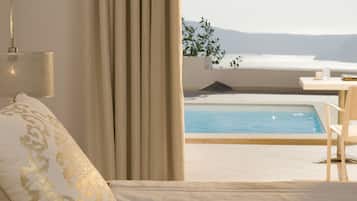 Deluxe Suite, Heated Pool, Caldera View | Hochwertige Bettwaren, Pillowtop-Betten, Minibar, Zimmersafe