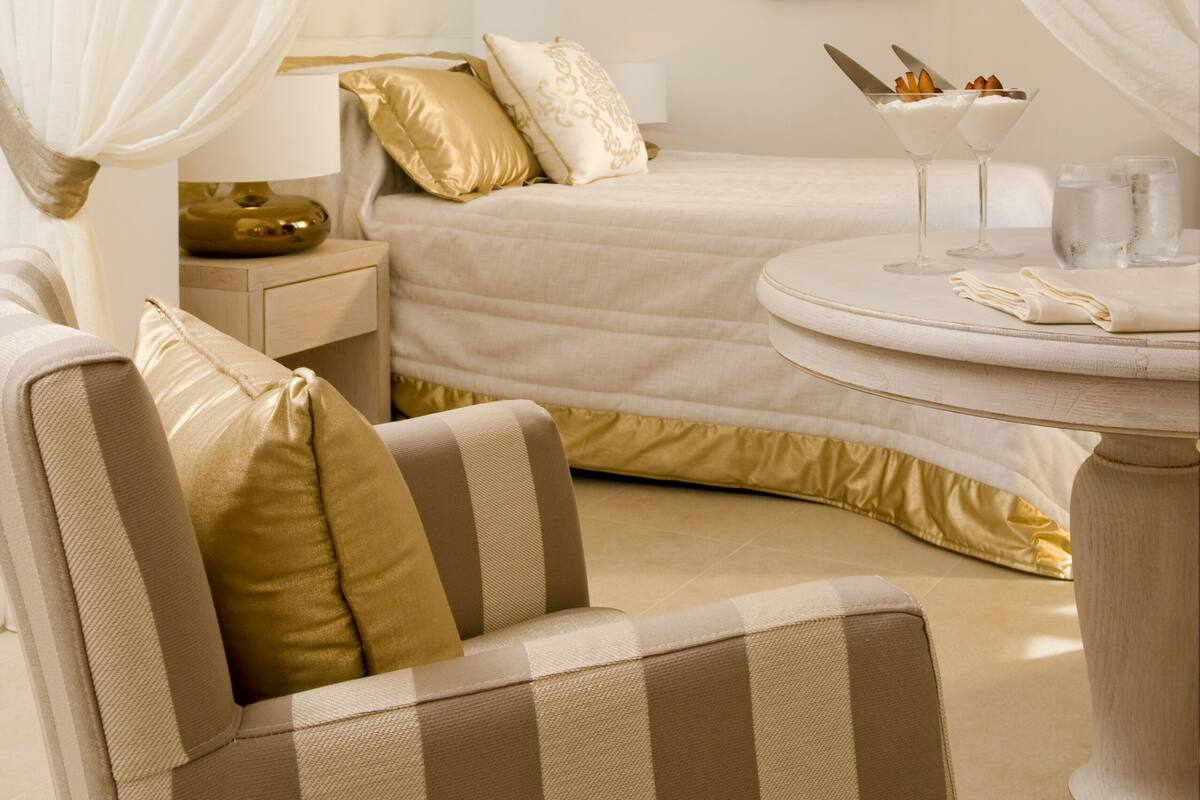 Premium bedding, pillow-top beds, minibar, in-room safe